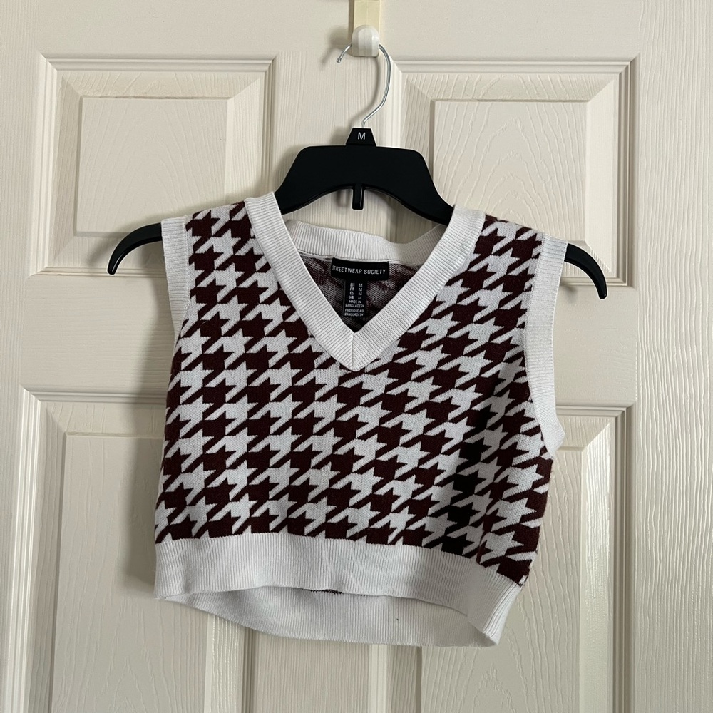 NWOT! Streetwear Society Brown Star Patterned Sweater Vest Size: M